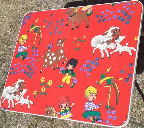2472 une table - une,