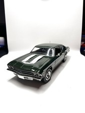 Chevrolet Chevelle Yenko 1:18 1969 -- Dark Green - American Muscle - auto world