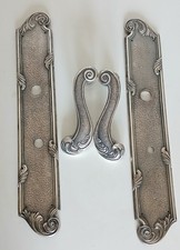 Poignées de porte et plaques