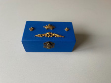 Boite bleue avec couronne
