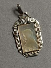 Pendentif médaille relieuse