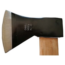 Longue hache avec poignée en