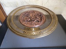 coupe en laiton ajouré & scène en cuivre repoussé
