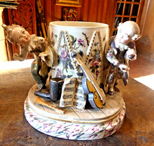 POT A TABAC en PORCELAINE    " hommage à la musique "