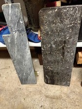 2 plaques de marbre, l'une est