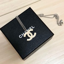 Collier pendentif logo CHANEL