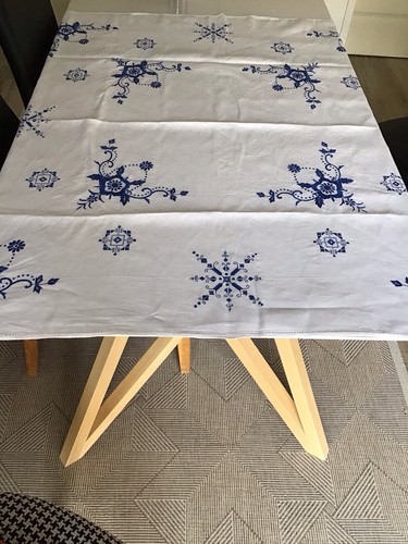 Nappe ancienne brodée bleue - brodée,