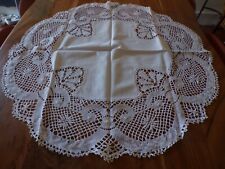 Linge ancien 1 Napperon rond   dentelle et broderies  blanches