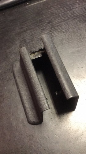 Cache rail droit siège avant