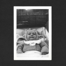 Bébé landeau souriant flou