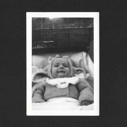 Bébé landeau souriant flou