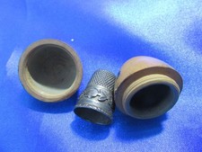 Dé a coudre en argent et sa