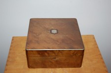 Ancienne boite carré  bois , un peu de marqueterie , capitonnée , boite à bijoux