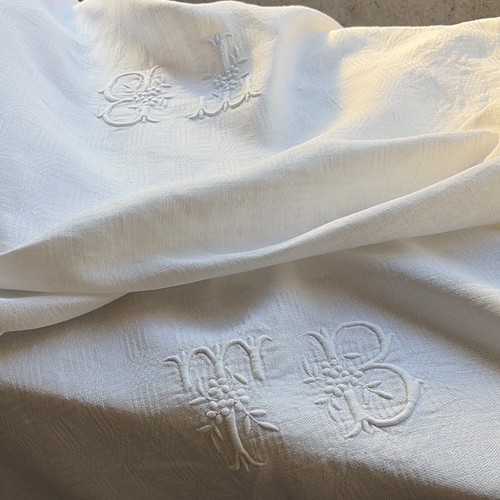 Nappe ancienne blanc damassé