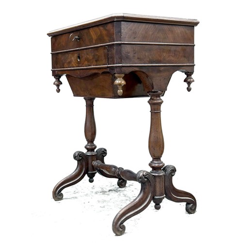 Petit meuble travailleuse - , en