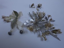 lot anciens accessoires de mariés , boutonnière, boucles d'oreilles, bouquet