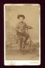 photo CDV Emile Rat / Poitiers enfant sur tricycle. il porte la Faluche headdress