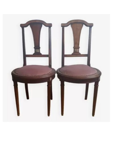 Deux anciennes chaises - , de