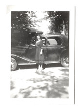 C243 Jeune femme posant avec