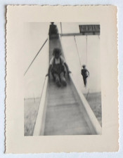 Enfants tobogan balançoire plage mouvement flou - Photo vintage snapshot c. 1955