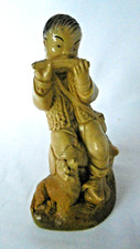 figurine personnage assis avec son chien en resine