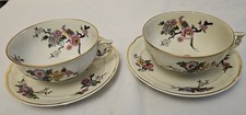 Paire de tasses en porcelaine
