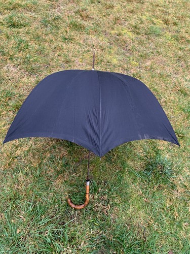 Ancien parapluie courbée avec