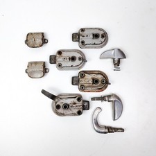 Lot pièces Citroën 2CV anciennes – poignées, serrures, verrous