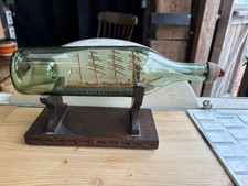 Bateau en bouteille ancien 3 mâts sur socle bois – artisanat maritime vintage