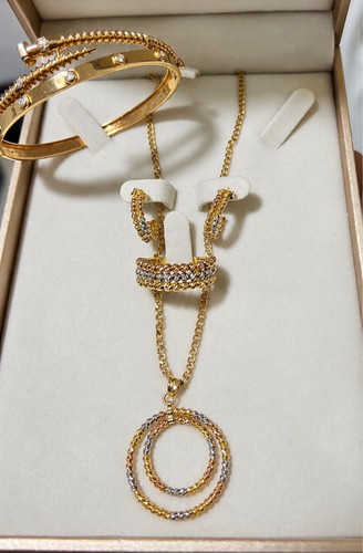 Ensemble carats - or, 18