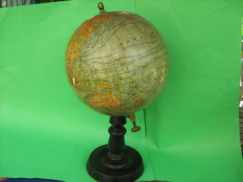 Globe terrestre dressé - , j