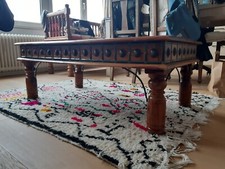 Table basse indienne en bois.