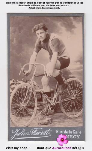 Jeune cycliste sur son - sur, vÉlo