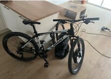 Velo VTT de marque GIANT avec sa  roue teebike électrique 