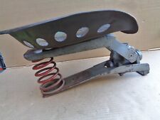 Ancien siège de Tracteur  agricole En Fer  sur système suspension amortisseur