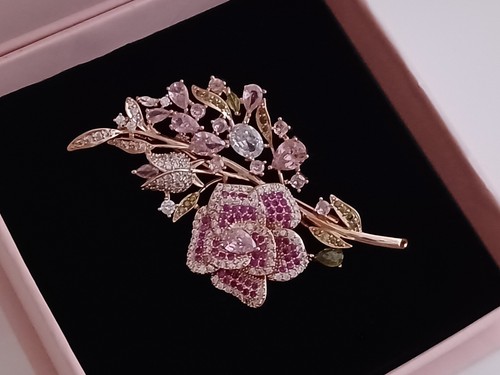 Broche florale élégante - , et