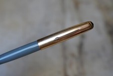 STYLO PLUME PARKER 51 EN RESINE GRISE - CAPUCHON PL. OR STRIE - PLUME OR - RARE