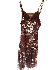 Robe à fine bretelle couleur marrons avec des motifs blancs