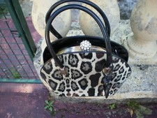 un sac a main facon léopard