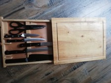 Planche à découper. Couteaux