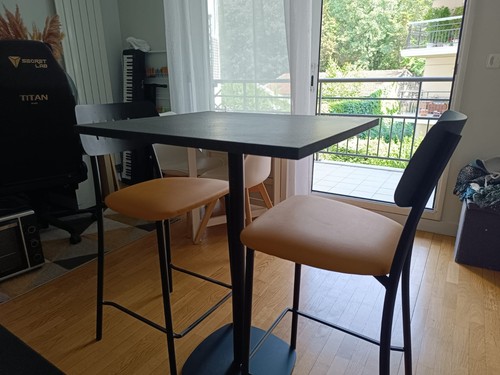 Table haute avec ses chaises