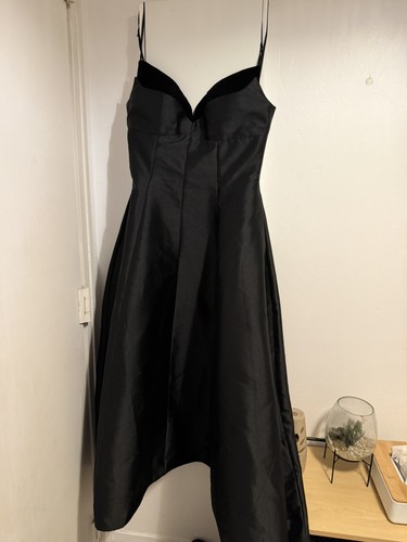 Robe longue noire satinée
