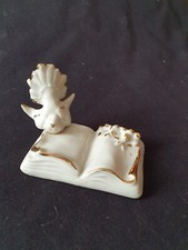 oiseau colombe sur un livre