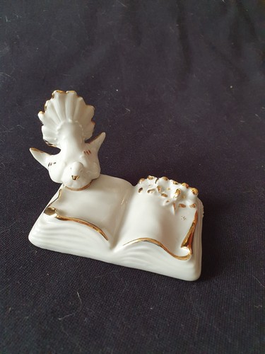 Oiseau colombe sur livre - sur,