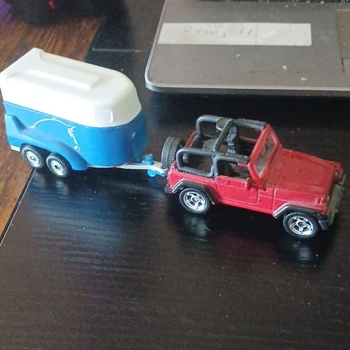 Voiture miniature 4x4 rouge
