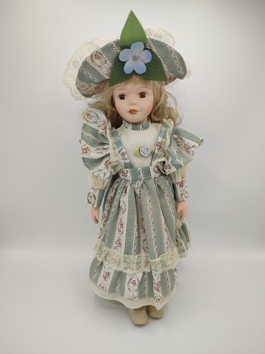 Jolie poupée porcelaine - jolie, en