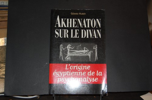 Akhenaton sur divan - le,