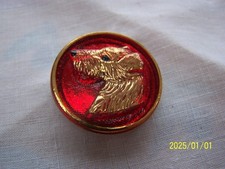 Beau bouton en verre rouge