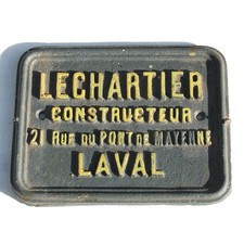 Ancienne plaque de maison en fonte / Constructeur Lechartier à Laval