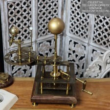 Orrery en laiton poli de style